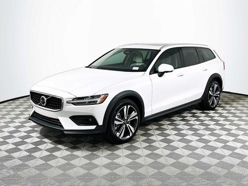2026 Volvo V60 Cross Country Plus, B5 AWD Gas (mild hybrid)