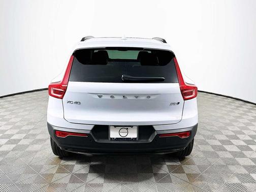 2026 Volvo XC40 Plus, B5 AWD Gas (mild hybrid), Dark
