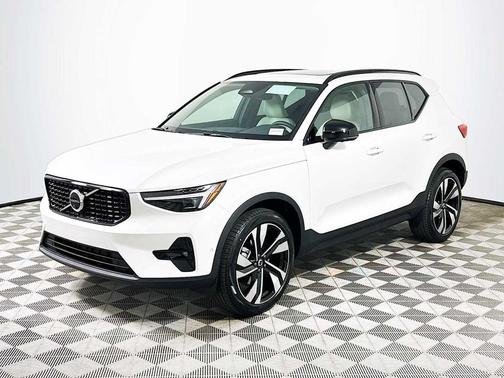 2026 Volvo XC40 Plus, B4 FWD Gas (mild hybrid), Dark