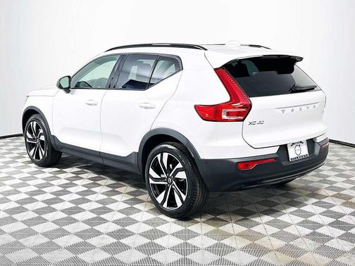 2026 Volvo XC40 Plus, B4 FWD Gas (mild hybrid), Dark