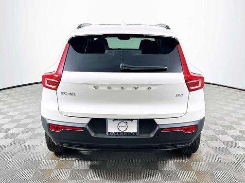 2026 Volvo XC40 Plus, B4 FWD Gas (mild hybrid), Dark