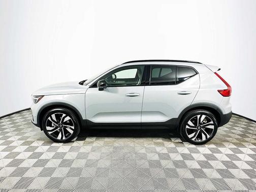 2025 Volvo XC40 B5 Ultra Dark Theme