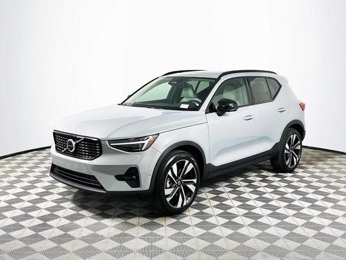 2025 Volvo XC40 B5 Ultra Dark Theme