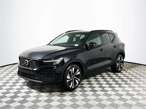 2023 Volvo XC40 B5 Plus Dark Theme