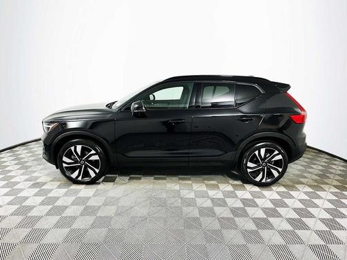 2023 Volvo XC40 B5 Plus Dark Theme