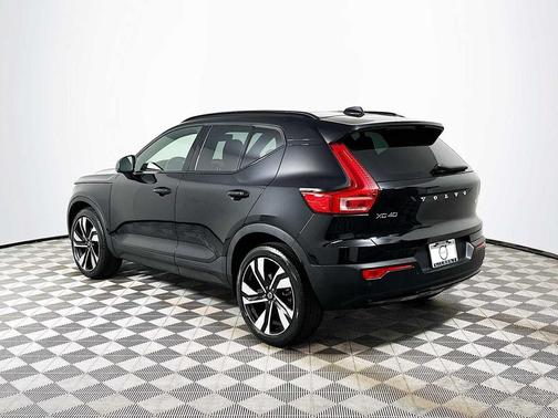2023 Volvo XC40 B5 Plus Dark Theme