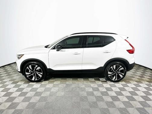 2026 Volvo XC40 Plus, B5 AWD Gas (mild hybrid), Dark