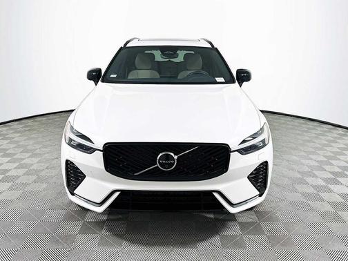 CRYSTAL WHITE MET 2026 Volvo XC60 B5 Plus
