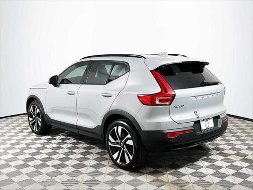 2025 Volvo XC40 B5 Plus Dark Theme