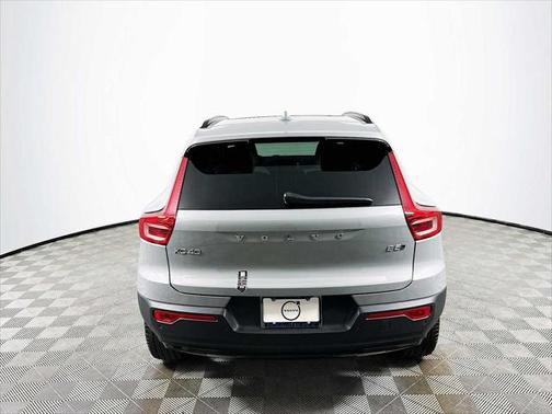 2025 Volvo XC40 B5 Plus Dark Theme