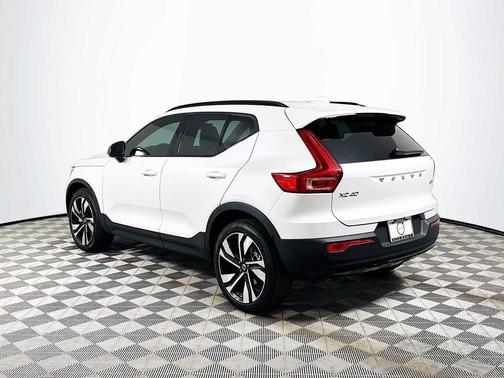 Crystal White 2026 Volvo XC40 Ultra, B5 AWD Gas (mild hybrid), Dark
