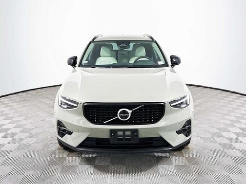 2023 Volvo XC40 B5 Ultimate Dark Theme