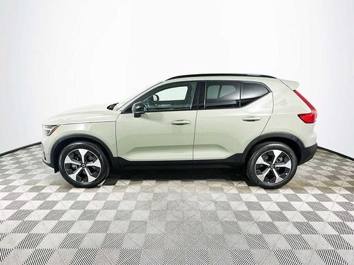 2023 Volvo XC40 B5 Ultimate Dark Theme
