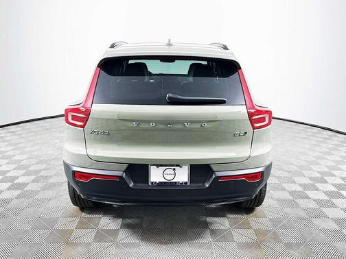 2023 Volvo XC40 B5 Ultimate Dark Theme