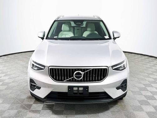 2023 Volvo XC40 B5 Plus Bright Theme