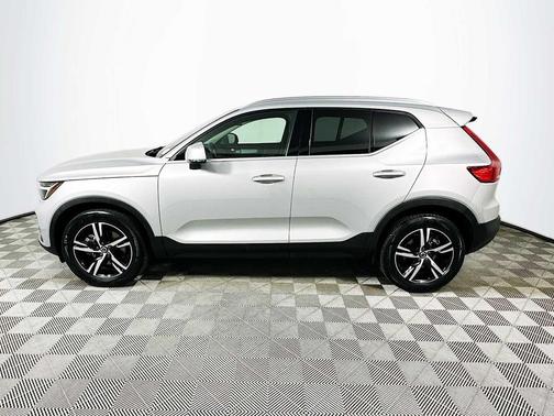 2023 Volvo XC40 B5 Plus Bright Theme