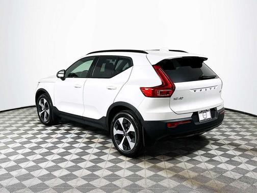 2025 Volvo XC40 B5 Plus Dark Theme