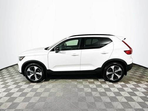 2025 Volvo XC40 B5 Plus Dark Theme