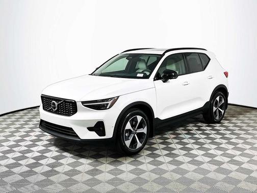2025 Volvo XC40 B5 Plus Dark Theme