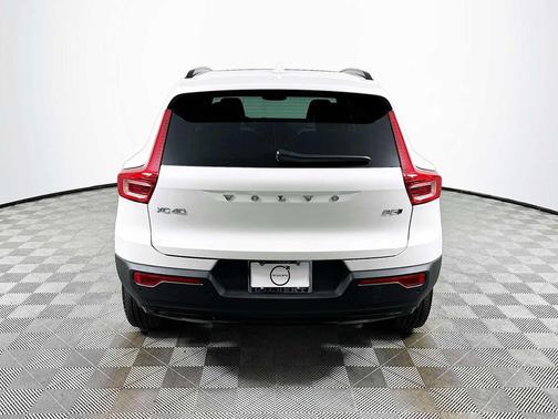 2026 Volvo XC40 Plus, B5 AWD Gas (mild hybrid), Dark