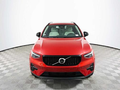 2025 Volvo XC40 B5 Ultra Dark Theme