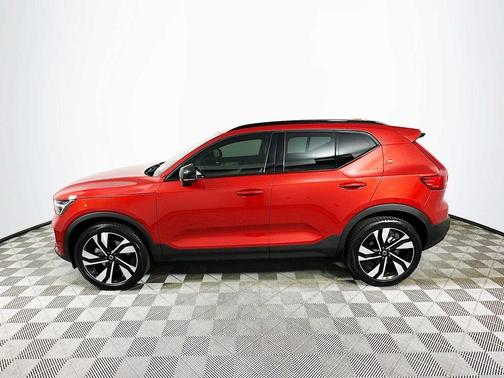 2025 Volvo XC40 B5 Ultra Dark Theme