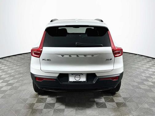 CRYSTAL WHT PRL 2026 Volvo XC40 Plus, B5 AWD Gas (mild hybrid), Dark