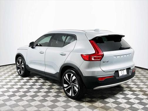 2025 Volvo XC40 B5 Ultra Bright Theme