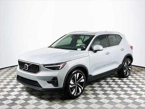 2025 Volvo XC40 B5 Ultra Bright Theme