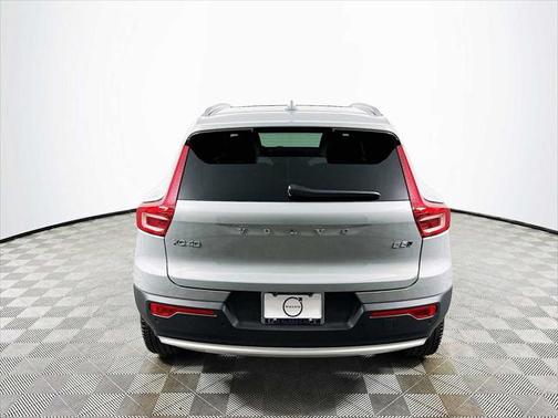 2025 Volvo XC40 B5 Ultra Bright Theme