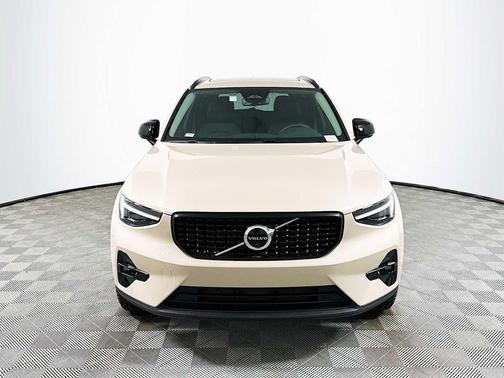 2025 Volvo XC40 B5 Plus Dark Theme