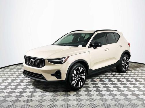 2025 Volvo XC40 B5 Plus Dark Theme
