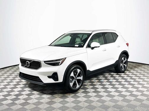 2025 Volvo XC40 B5 Plus Bright Theme