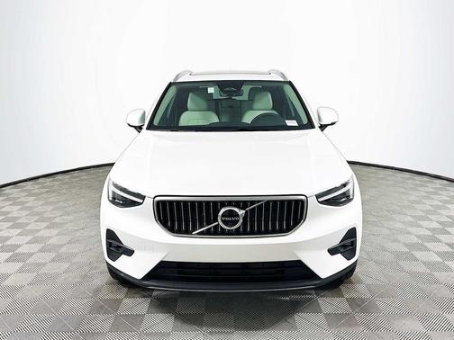 2025 Volvo XC40 B5 Plus Bright Theme