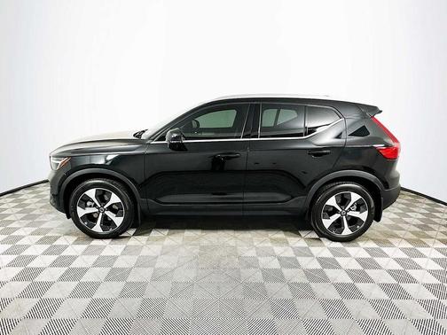 2025 Volvo XC40 B5 Core Bright Theme