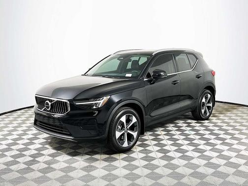 2025 Volvo XC40 B5 Core Bright Theme