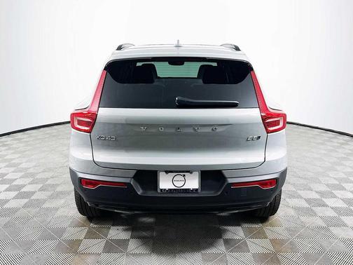 2026 Volvo XC40 Ultra, B5 AWD Gas (mild hybrid), Dark