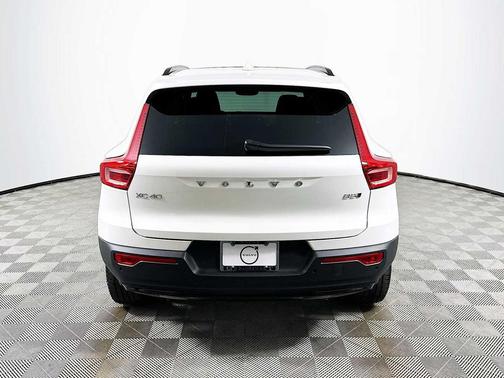 2026 Volvo XC40 Plus, B5 AWD Gas (mild hybrid), Dark