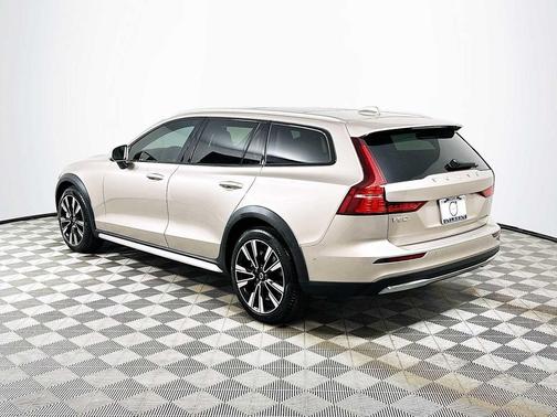 2025 Volvo V60 Cross Country Ultra, B5 AWD Gas (mild hybrid)