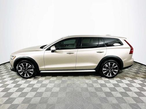 2025 Volvo V60 Cross Country Ultra, B5 AWD Gas (mild hybrid)