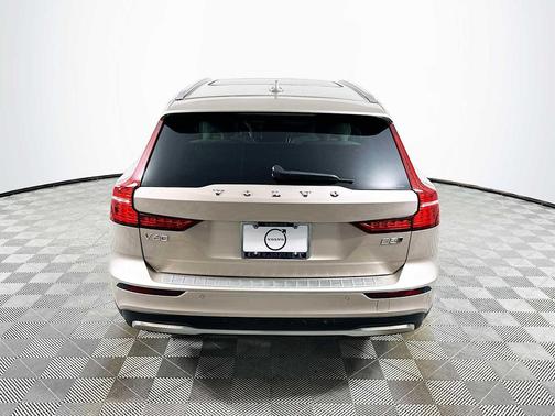 2025 Volvo V60 Cross Country Ultra, B5 AWD Gas (mild hybrid)