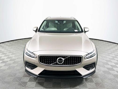 2025 Volvo V60 Cross Country Ultra, B5 AWD Gas (mild hybrid)