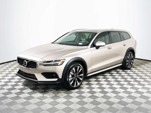 2025 Volvo V60 Cross Country Ultra, B5 AWD Gas (mild hybrid)