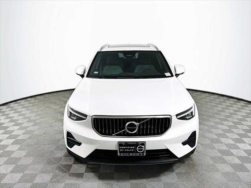 2025 Volvo XC40 B5 Core Bright Theme