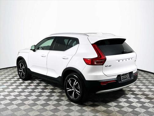 2025 Volvo XC40 B5 Core Bright Theme