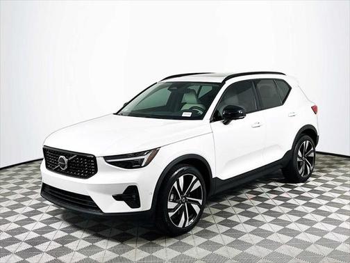2025 Volvo XC40 B5 Plus Dark Theme