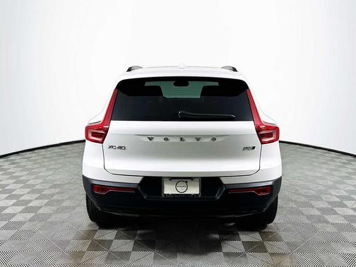 Crystal White 2026 Volvo XC40 Plus, B5 AWD Gas (mild hybrid), Dark