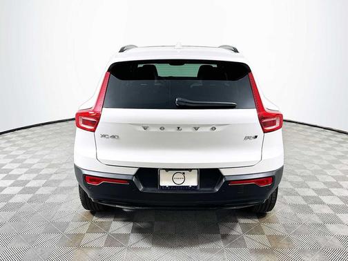 2025 Volvo XC40 B5 Plus Dark Theme
