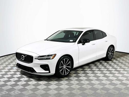 2022 Volvo S60 T5 Momentum