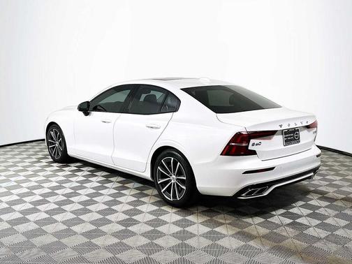 2022 Volvo S60 T5 Momentum